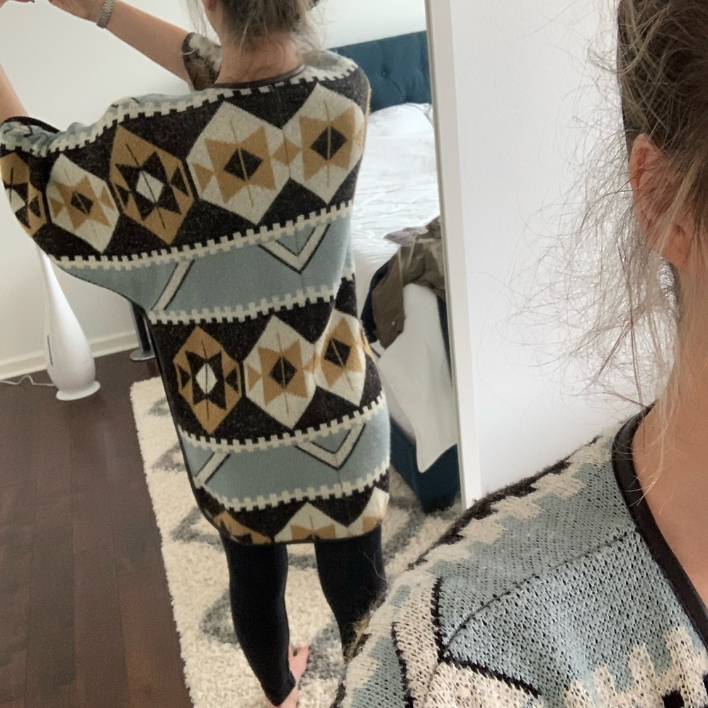 H&M sweater - Picture 1 of 3